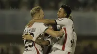 Pemain Bali United merayakan kemenangan atas Madura United pada laga perempat final Piala Presiden di Stadion Manahan, Solo, Sabtu, (3/2/2018). Bali United menang adu penalti 5-4 atas Madura United. (Bola.com/M Iqbal Ichsan)