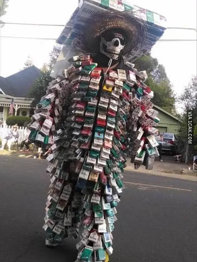 6 Outfit Kekinian Penjual Ini Penuh Totalitas, Bikin Salut
