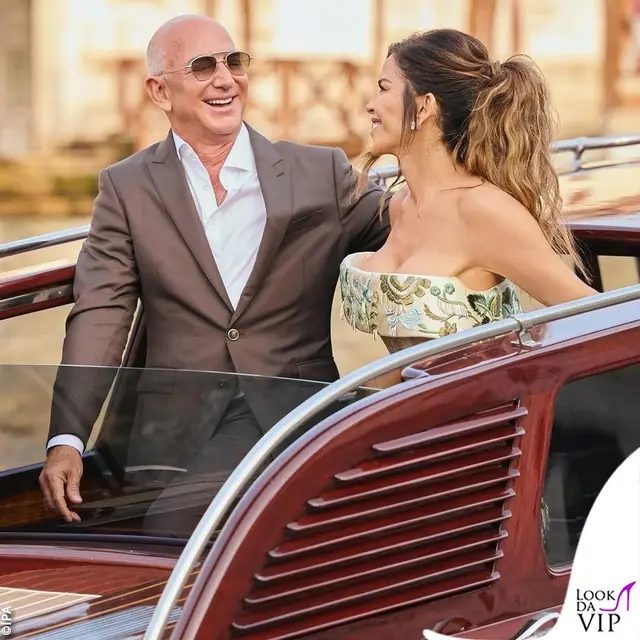 Jelang Pernikahan, Lauren Sanchez Tampil Mewah dengan Dress Emas Full Bordir di Pre-Wedding Party