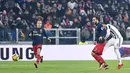 Pemain Juventus, Gonzalo Higuain (kanan) melakukan tendangan ke gawang Genoa pada laga 16 besar Coppa Italia 2017-2018 di Allianz Stadium, Rabu (20/12). Higuain menyumbang satu gol kemenangan Juventus 2-0. (Alessandro di Marco/ANSA via AP)