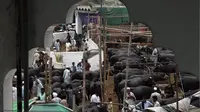 Orang-orang mengunjungi pasar ternak untuk membeli hewan untuk hari raya Idul Adha atau Hari Raya Kurban umat Islam di Peshawar, Pakistan, Sabtu (2/7/2022). Idul Adha merupakan salah satu hari raya umat Islam di dunia yang identik dengan penyembelihan hewan kurban bagi yang mampu. (AP Photo/Muhammad Sajjad)