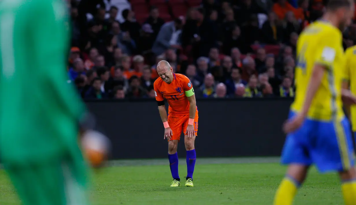Pemain timnas Belanda, Arjen Robben bereaksi pada laga terakhir babak penyisihan Grup A Piala Dunia 2018 zona Eropa melawan Swedia di Amsterdam Arena, Rabu (11/10). Meski mengalahkan Swedia 2-0, Belanda tetap gagal melaju ke Piala Dunia. (AP/Peter Dejong)