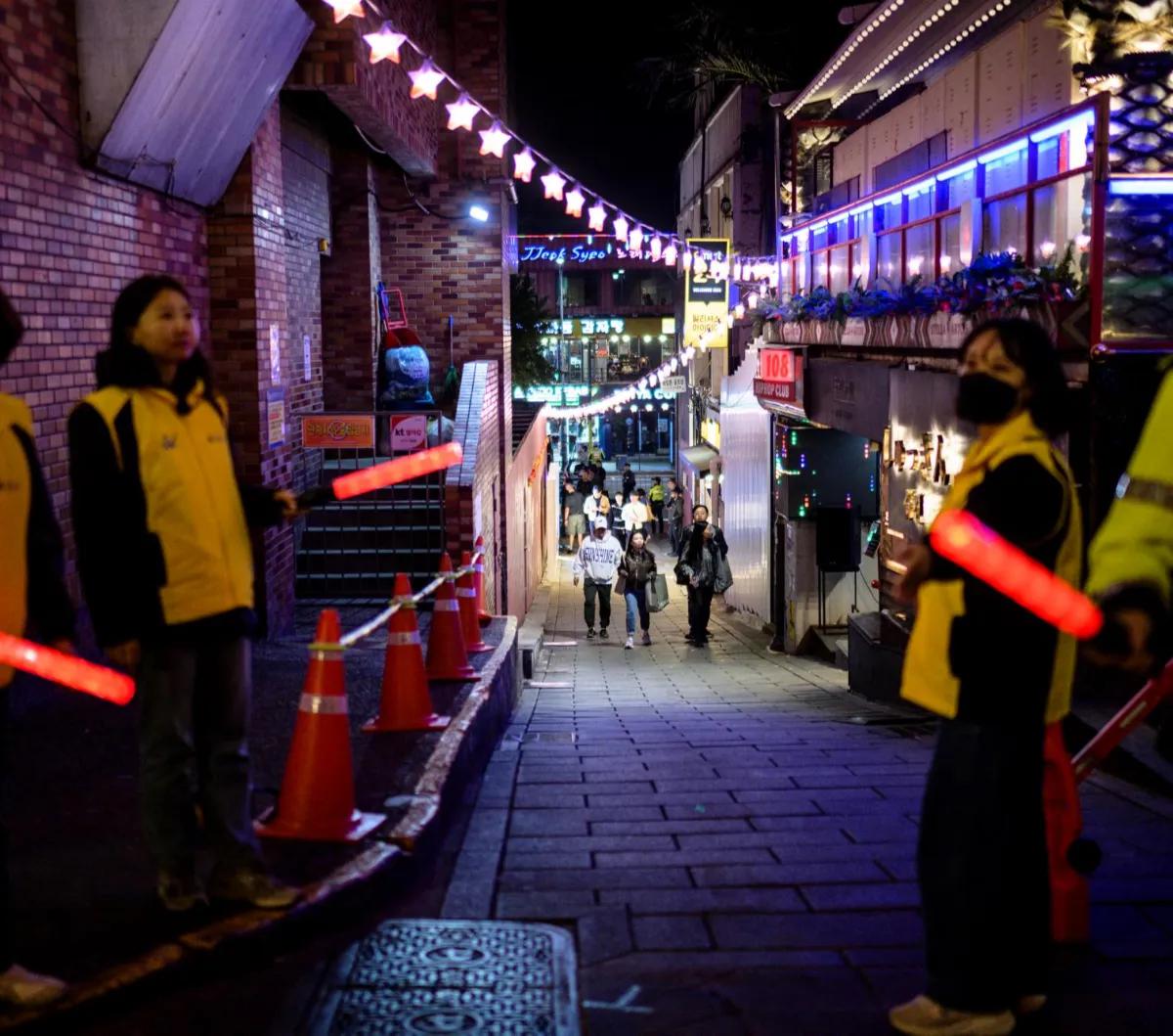 Hari ini Minggu (29/10/2023) tepat setahun tragedi Halloween di Itaewon, Korea Selatan yang menewaskan 159 orang. <br><br>Distrik yang biasanya ramai dengan kehidupan malam yang berkerumun itu terlihat sepi.<br>