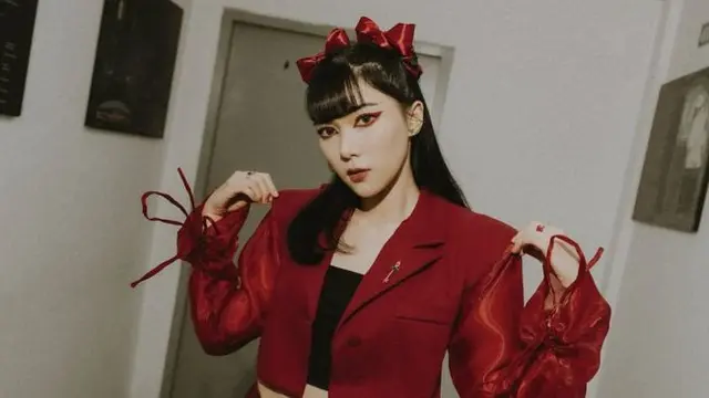 Potret Outfit Manggung Isyana Sarasvati Gaya Edgy (credit: instagram/isyanasarasvati)