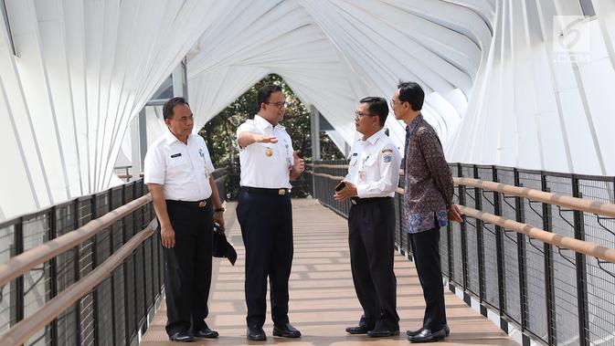 Gubernur DKI Jakarta Anies Baswedan (kedua kiri) saat meresmikan jembatan penyeberangan orang (JPO) di Jalan Jenderal Sudirman, Kamis (28/2). JPO yang diresmikan adalah JPO Gelora Bung Karno dan JPO Bundaran Senayan. (Liputan6.com/Immanuel Antonius)