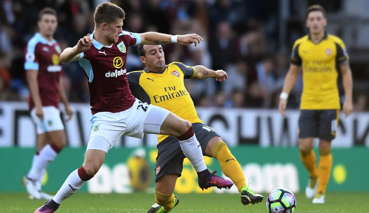 Pemain Arsenal, Santi Cazorla berebut bola dengan pemain Burnley,  Johann Berg Gudmundsson pada lanjutan Premier League pekan ke-7 di Stadion Turf Moor, (2/10/2016). (Reuters/Anthony Devlin)