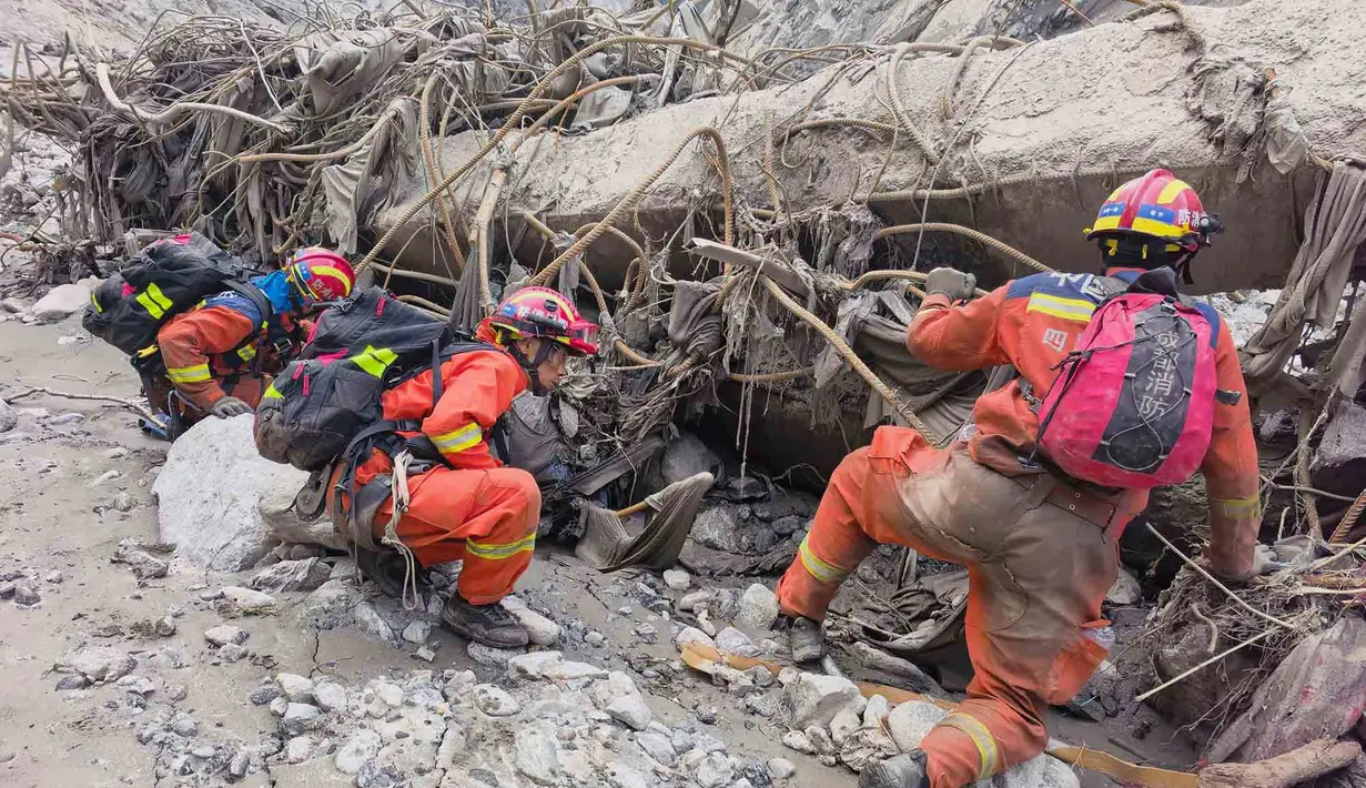 Tim penyelamat melakukan operasi pencarian dan penyelamatan di lokasi yang dilanda tanah longsor di Kabupaten Gyirong, Daerah Otonom Tibet, Tiongkok barat daya, pada hari Sabtu, 29 Agustus 2026. (Zheng Lijun/Xinhua via AP)