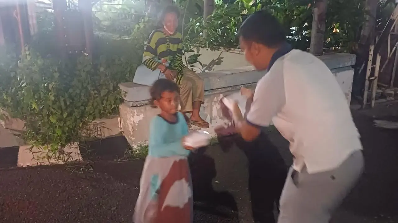 Mayjen TNI Ramses Lumban Tobing berbagi menu buka puasa ke anak jalanan dan pekerja kecil di bulan Ramadhan. (Foto: Liputan6.com/Felek Wahyu)