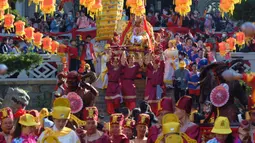 Patung dewi laut China Mazu diangkat untuk parade keliling Pulau Meizhou di Kota Putian, Provinsi Fujian, China, 25 Oktober 2020. Pada 2009 lalu, kepercayaan dan adat istiadat Mazu dimasukkan dalam Daftar Warisan Budaya Takbenda kategori Kemanusiaan UNESCO. (Xinhua/Wei Peiquan)