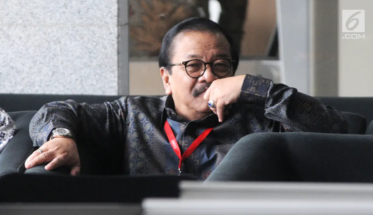 Mantan Gubernur Jawa Timur Soekarwo menunggu pemeriksaan di Gedung KPK, Jakarta, Rabu (28/8/2019). Soekarwo menyatakan tidak ada persiapan khusus sebelum menjalani pemeriksaan. (merdeka.com/Dwi Narwoko)