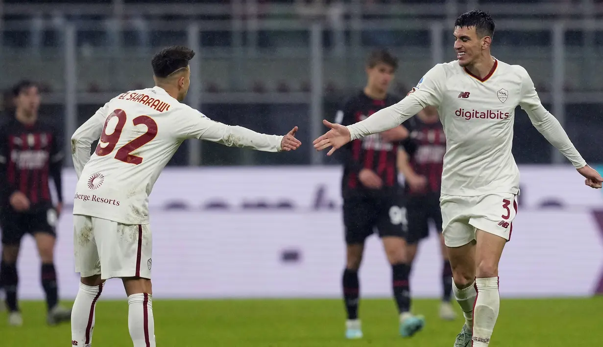 AS Roma yang tak menyerah begitu saja berhasil memperkecil kedudukan melalui Roger Ibanez pada menit ke-87. Pemain asal Brasil tersebut berhasil mengkonversi umpan sepak pojok Lorenzo Pellegrini melalui tandukannya. (AP Photo/Antonio Calanni)