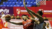 Pemain Garuda Bandung, Pratama Difta (kiri) mencoba memasukan bola saat dihadang pemain Stadium Happy 8 Jakarta pada laga IBL Reguler Season di Hall A Senayan, Jakarta, Senin (11/1/2016).  (Bola.com/Nicklas Hanoatubun)
