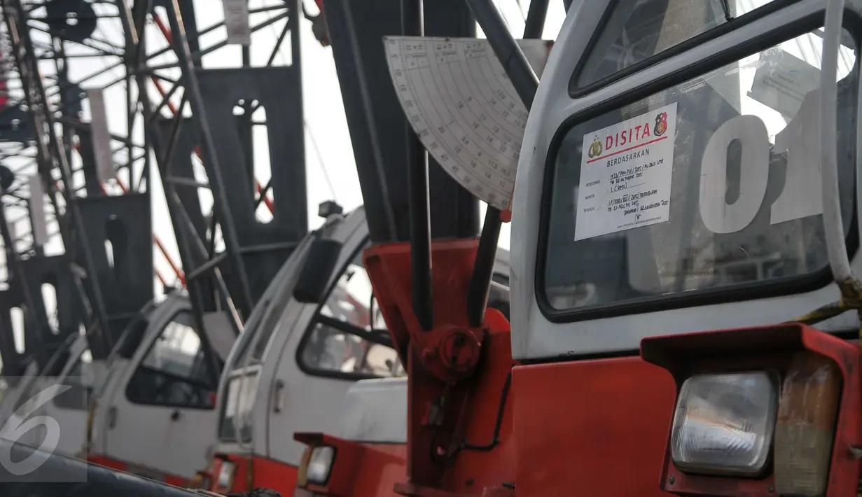 Tulisan 'Disita' tertempel di mobil Crane, PT. Pelabuhan Indonesia (Pelindo) II, Jakarta, (6/1). Direktorat Tipideksus Bareskrim Polri menyita dan mengamankan 10 unit Crane beberapa bulan yang lalu di pelabuhan tersebut. (Liputan6.com/Gempur M Surya)