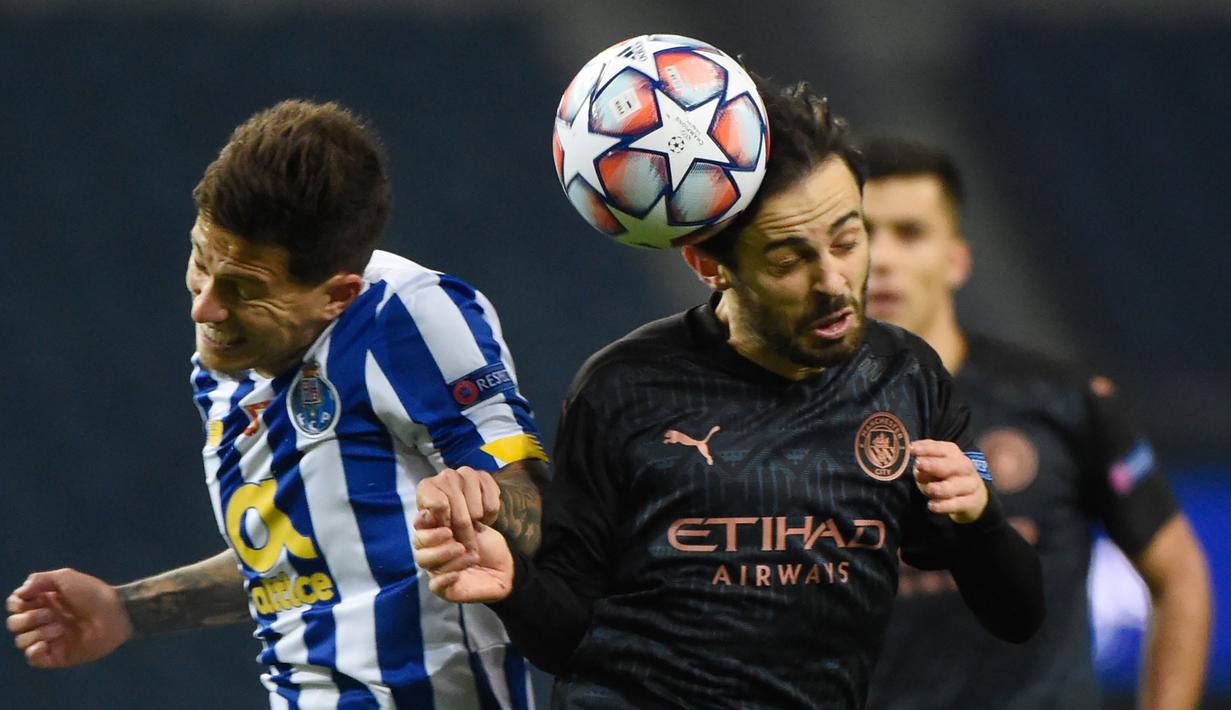 Gelandang Porto, Otavio (kiri), berduel udara dengan gelandang Manchester City, Bernardo Silva, dalam laga lanjutan Liga Champions 2020/21 Grup C di Dragao Stadium, Porto, Selasa (1/12/2020) waktu setempat. Porto bermain imbang 0-0 dengan Manchester City. (AFP/Miguel Riopa/Pool)