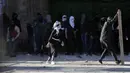 Warga Palestina bentrok dengan pasukan keamanan Israel di Kompleks Masjid Al Aqsa, Kota Tua Yerusalem, 15 April 2022. (AP Photo/Mahmoud Illean)
