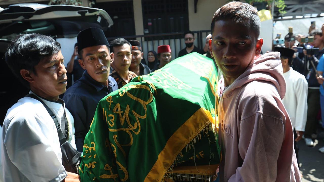 FOTO: Air Mata Iringi Kepergian Mpok Alpa, Komedian yang Tetap Ceria Meski Sakit