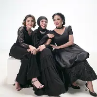 Dalam kesempatan ini, penampilan para mama tak luput dari sorotan. Ashanty, Kris Dayanti, dan Geni Faruk tampil kompak dengan outfit glamor serba hitam. [@genifaruk/@ashanty_ash/@krisdayantilemos]