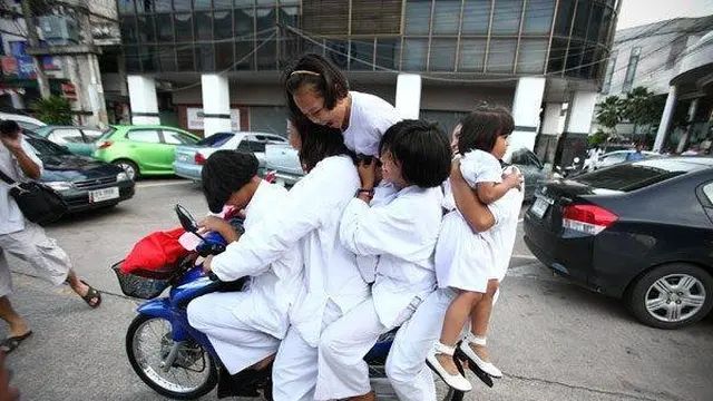 6 Potret Orang Boncengan Motor Lebih dari 3, Ekstrem Banget