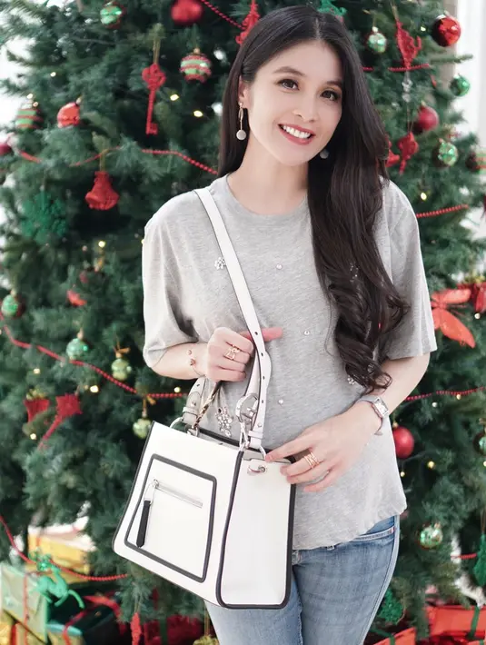 Diunggahnya foto wajah Raphael Moeis di akun gossip membuat Sandra Dewi banjir ucapan selamat dari warga net. Memang, hingga kini belum ada unggahan foto selanjutnya di akun medsos Sandra dan Harveis Moeis. (Instagram/sandradewi88)