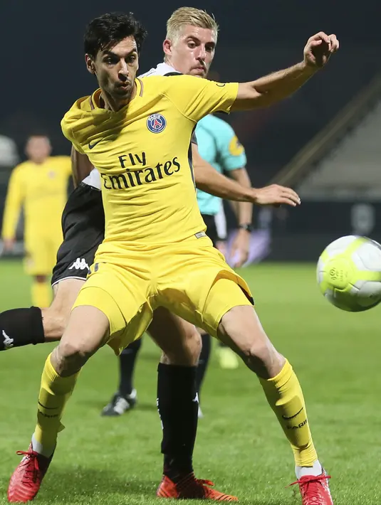 Aksi pemain PSG, Javier Pastore (kiri) berebut bola dengan pemain Angers, Baptiste Santamaria pada lanjutan Ligue 1 Prancis di Raymond Kopa Stadium, Angers, (4/11/2017). PSG menang telak 5-0. (AP/David Vincent)