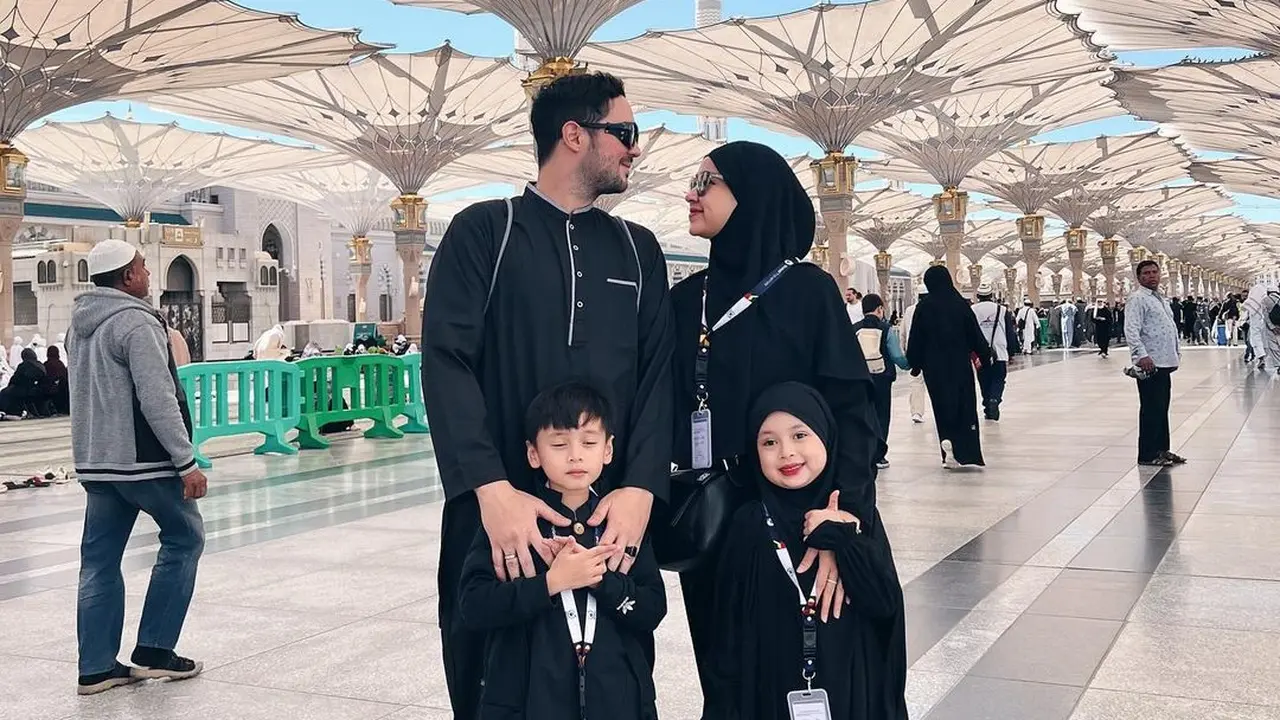 Pernah Dijuluki King of Antagonis di Sinetron Tersanjung, Berikut Potret Donny Michael saat Umroh dengan Keluarga