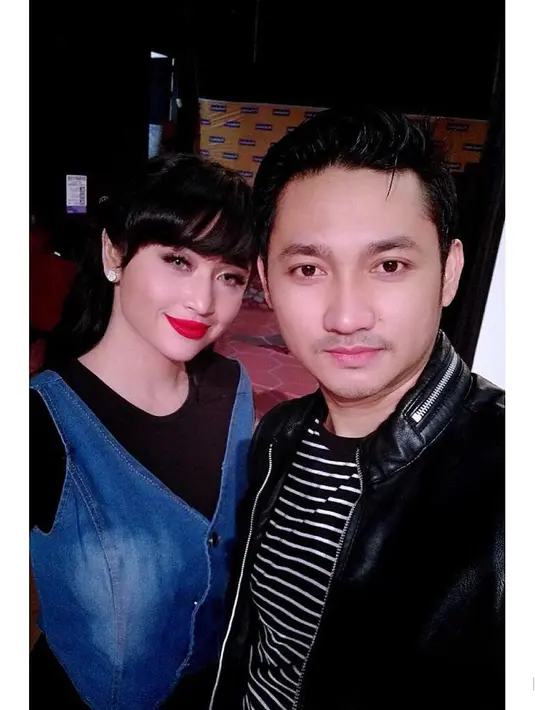 Kekesalan perempuan biasa disapa Depe itu meluap dalam dua hari. Apalagi, dua hari tersebut, Depe mengaku dibuat jengkel oleh Angga. Lantaran Angga tak memperhatikan saat manggung. (Instagram/anggawijaya88)