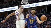 Pebasket Denver Nuggets, Jamal Murray (kanan) berusaha melewati penjagaan pebasket Phoenix Suns, Kevin Durant pada laga yang berlangsung di Ball Arena, Denver, Colorado, 29 April 2023. Point guard jebolan NBA Draft tersebut merupakan salah satu andalan Timnas Basket Kanada di Piala Dunia Basket 2023. (AFP/Getty Images/Matthew Stockman)