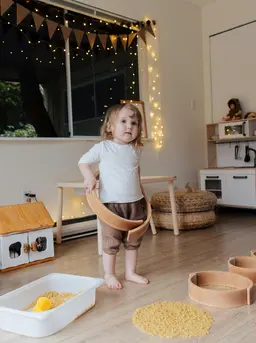 Lingkungan yang tertata dengan baik dan kegiatan yang sederhana dapat membantu anak merasa lebih percaya diri saat mencoba hal baru (Sumber: Pexels.com)