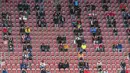 Suporter saat menyaksikan pertandingan antara  FC Augsburg melawan Borussia Dortmund pada laga Bundesliga, Sabtu (26/9/2020). Sejumlah liga di Eropa telah mengijinkan fans menonton langsung pertandingan di stadion. (Matthias Balk/dpa via AP)