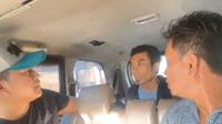 AMW (tengah) saat ditangkap penyidik satreskrim Polres Bangkalan karena mencuri sepeda motor. (Dok. Istimewa)