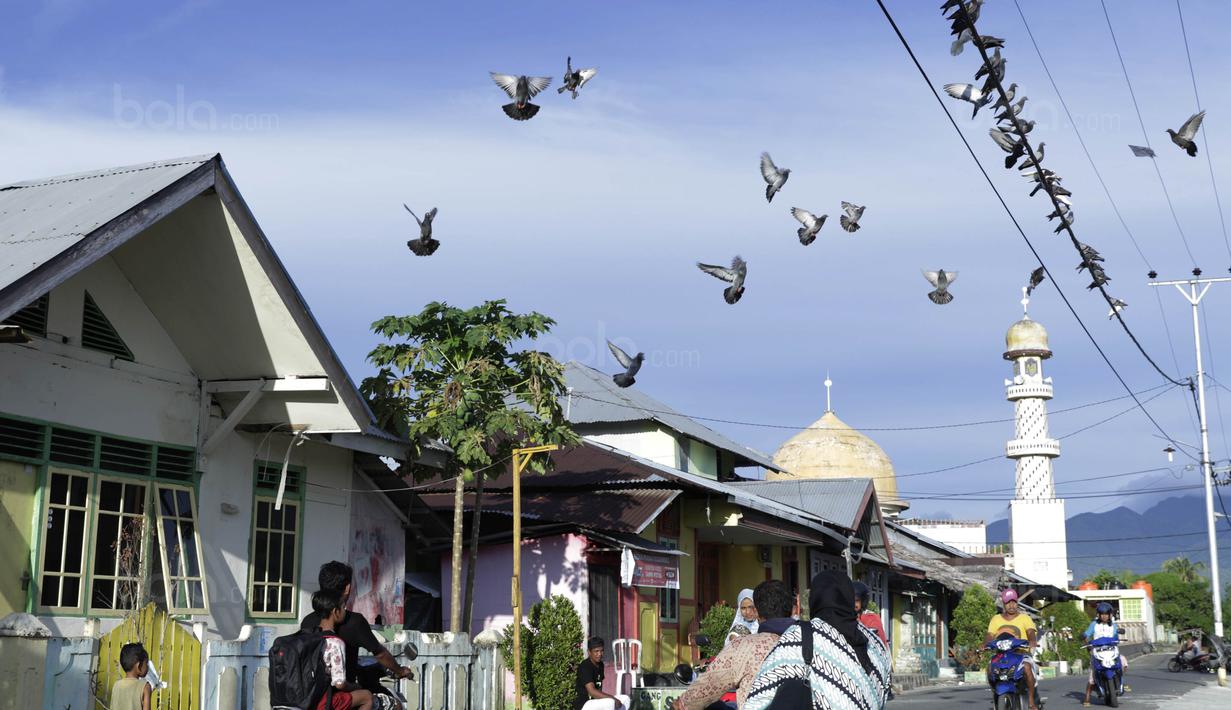 Tak hanya mencetak bakat pesepak bola handal, Tulehu juga memiliki alam yang indah. Desa pelabuhan ini menjadi pintu masuk bagi penduduk dari pulau-pulau Saparua, Seram, Haruku, Nusalaut, dan pulau lainnya. (Bola.com/Vitalis Yogi Trisna)