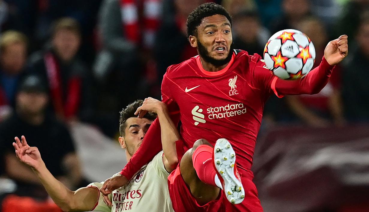 Joe Gomez. Bek tengah Liverpool yang baru sembuh dari cedera panjang pada awal musim 2021/2022 ini baru bermain selama 13 menit di Liga Inggris musim ini. Ia hanya bermain dua kali sebagai pemain pengganti saat menghadapi Burnley dan Manchester City. (AFP/Paul Ellis)