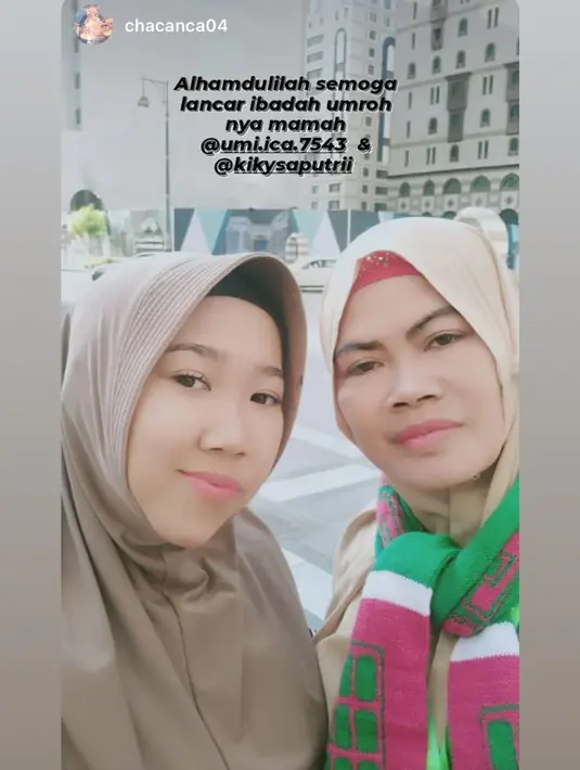 Meski telah memakai hijab, namun Kiky Saputri tetap saja masih dikenali banyak orang. Salah satunya bahkan minta foto bersama. (Foto: Instagram/@kikysaputrii)