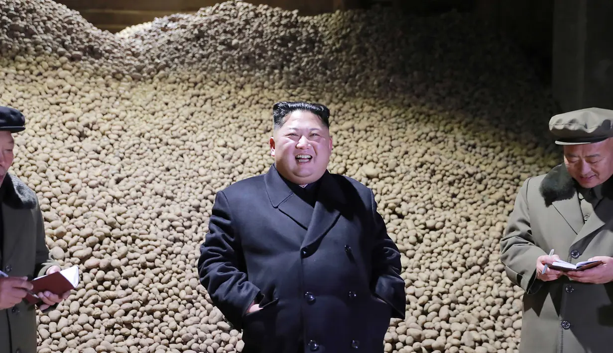 Pemimpin Korea Utara Kim Jong-Un tertawa saat meninjau pabrik produksi Samjiyon Potato Farina di Samjiyon County (30/10). (Photo by KCNA VIA KNS / KCNA VIA KNS / AFP)
