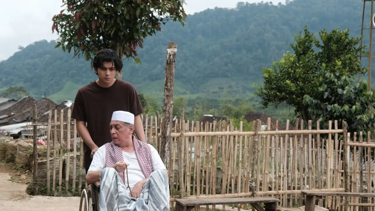 Joshua Pandelaki sebagai Kiai Fatah dalam film Hidayah. (Foto: Dok. MD Pictures)