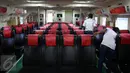 Petugas merapikan bangku KM Express Bahari 3B di Pelabuhan Sunda Kelapa, Jakarta, Selasa (10/1). Menurut Menhub Budi Karya, KM Express Bahari 3B yang mulai beroperasi hari ini sudah sangat aman dibandingkan kapal rakyat. (Liputan6.com/Johan Tallo)