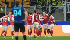 Arsenal merayakan gol yang dicetak Viktor Gyokeres ke gawang Inter Milan dalam pertandingan matchday ketujuh Liga Champions 2025/2026 di Giuseppe Meazza, Rabu (21/1/2026) dini hari WIB. The Gunners menang 3-1 dalam laga ini. (AP Photo/Luca Bruno)