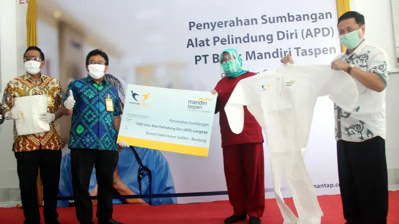 Bank Mantap Serahkan Bantuan APD ke Rumah Sakit di Bandung