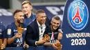 Kylian Mbappe dari PSG, yang tidak bermain karena cedera, bersama Neymar merayakan kemenangan gelar juara Piala Liga Prancis usai menang atas Lyon di Stade de France, Sabtu (1/8/2020) dini hari. PSG menjadi juara Piala Liga Prancis setelah menang melalui adu penalti 6-5. (AP Photo/Francois Mori)