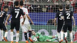 Kiper Manchester United, David de Gea (tengah) mengamankan bola sepakan pemain Sevilla pada laga 16 besar Liga Champions di Ramon Sanchez Pizjuan stadium, Seville, (21/2/2018). Babak kedua Sevilla bermain imbang 0-0. (AP/Miguel Morenatti)