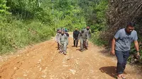 Kapolda Sulteng, Irjen Pol. Abdul Rakhman Baso di Desa Lembantongoa saat menuju Dusun Lewono, lokasi kejadian penyerangan yang diduga dilakukan MIT, Sabtu (28/11/2020). (foto: Polda Sulteng).