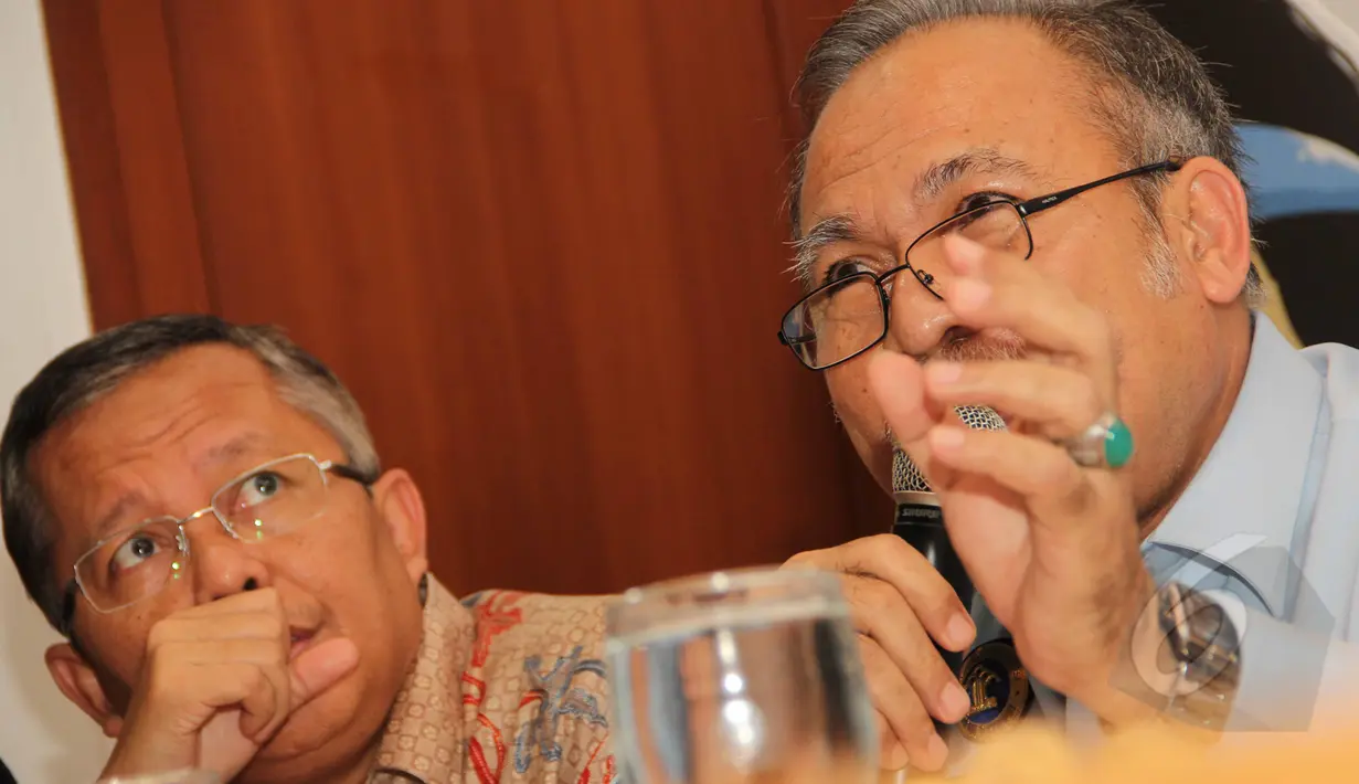 Staf Ahli Menkum HAM, Ma'mun, saat menjadi pembicara pada diskusi wacana pemberian remisi oleh Kemenkumham di Kantor ICW, Jakarta, Selasa (24/3/2015). Menhumkan akan terus memperjuangkan remisi bagi narapidana kasus korupsi .(Liputan6.com/Helmi Afandi)