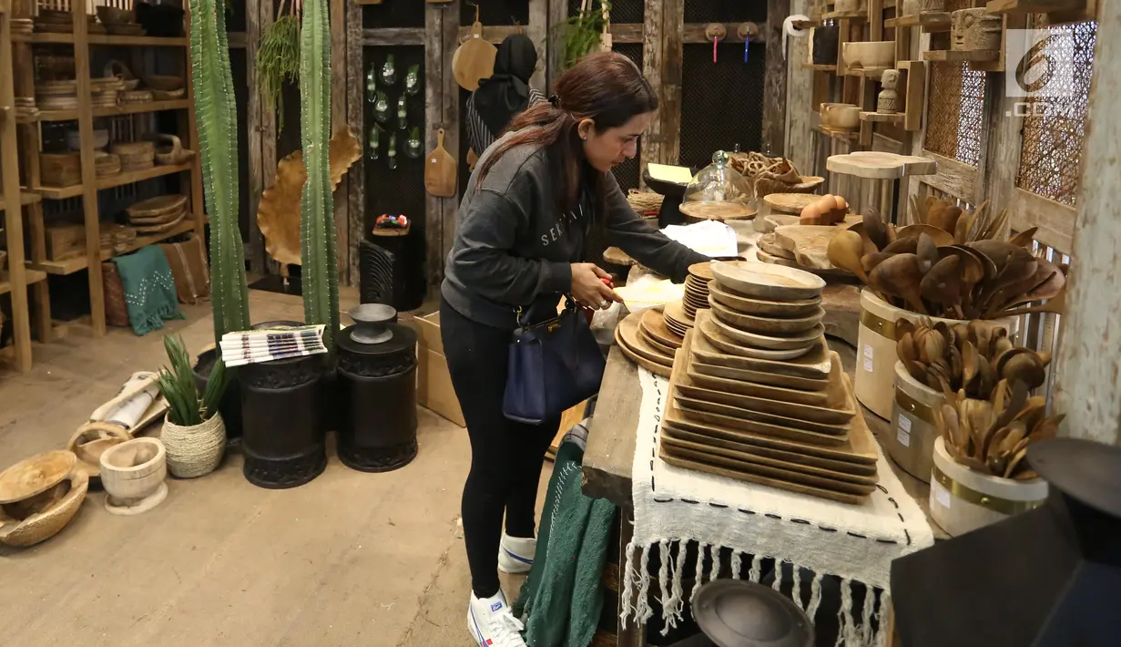 Seorang wanita memilih peralatan dapur dari kayu selama inacraft 2019 di JCC, Jakarta, Rabu (24/4). Inacraft 2019 sendiri merupakan salah satu pameran produk kerajinan terbesar di Asia Tenggara yang diikuti sekitar 1.700 peserta dari seluruh Indonesia dan luar negeri. (Liputan6.com/Angga Yuniar)