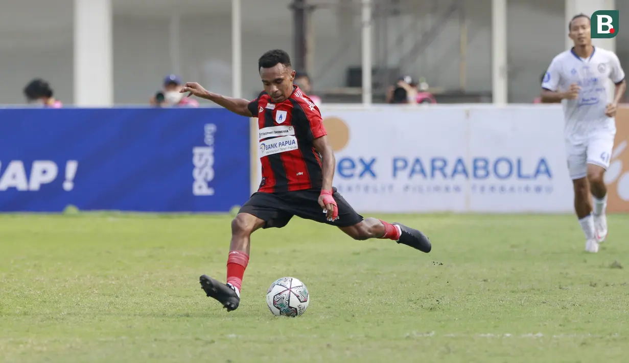 Pemain Persipura Jayapura, Todd Rivaldo Ferre melepaskan tendangan saat melawan Arema FC pada laga BRI Liga 1 di Stadion Madya, Jakarta, Rabu, (29/9/2021). (Bola.com/ M Iqbal Ichsan)
