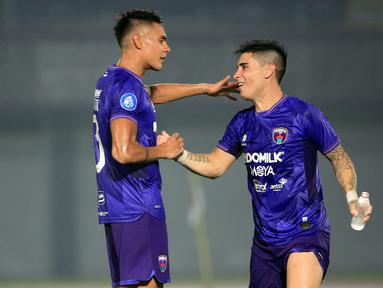 Setelah menelan kekalahan di pekan pertama BRI Liga 1 2023/2024, Persita Tangerang langsung bangkit pada laga pekan kedua. Menjamu PSIS Semarang yang sebelumnya menang di pekan pertama, Persita berhasil meraih tiga poin pertama musim ini dengan kemenangan 2-0 dalam laga yang berlangsung di Indomilk Arena, Tangerang, Sabtu (8/7/2023) malam WIB. Dalam laga yang berlangsung di permukaan rumput basah setelah diguyur hujan menjelang kick-off, Persita memastikan kemenangan atas PSIS lewat dua gol legiun asing mereka, Christian Rontini pada menit ke-61 dan Ezequiel Vidal pada menit ke-86. (Bola.com/Ikhwan Yanuar)