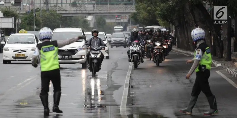 Polisi Tilang Pengendara Yang Melanggar Aturan Jalur Khusus Sepeda Motor