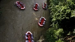Peserta saat bersiap memulai berlomba dalam Kejuaraan Dunia Arung Jeram 2015, Sukabumi, Jawa Barat, (7/12). Pada 2015 ini, Indonesia terpilih menjadi tuan rumah kejuaraan dunia arung jeram 2015 ini.( REUTERS/Beawiharta)