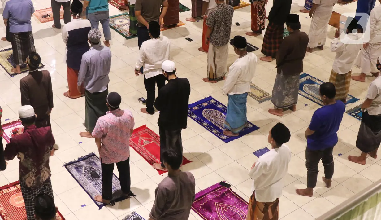 Jemaah melaksanakan salat tarawih pertama Ramadan 1441 Hijriah di Masjid Jami Al Ma'wa, Karang Tengah, Tangerang, Banten, Kamis (23/42020). Warga melaksanakan salat tarawih berjemaah dengan menerapkan physical distancing untuk mencegah penyebaran virus corona COVID-19. (Liputan6.com/Angga Yuniar)