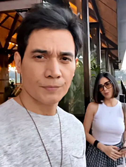 Disebut pasangan serasi, keduanya sudah jalani hubungan cukup lama. Bahkan tidak jarang yang menyebut bahwa keduanya terlihat kocak saat ngegombal di media sosial. (Liputan6.com/IG/@deeadnan)