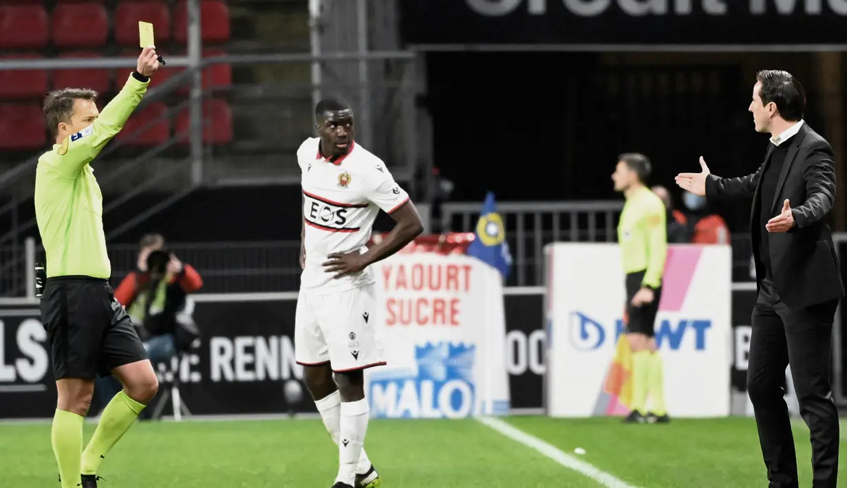 Manajer tim Rennes, Julien Stephan (kanan) menerima kartu kuning dari wasit Johan Hamel saat menghadapi Nice dalam laga lanjutan Liga Prancis 2020/21 pekan ke-27 di Roazhon Park Stadium, Rennes, Jumat, (26/2/2021). Rennes kalah 1-2 dari Nice. (AFP/Damien Meyer)